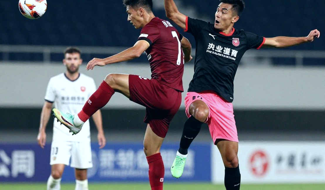 फ़ेनरबहचे 2-2 स्लाविया प्राग: ग्यारह मिनट में बना 2-0, नब्बेवें मिनट में टूटा — और एक रिपोर्ट, जिसकी हर तारीख़ अपने ही दावे से लड़ती है