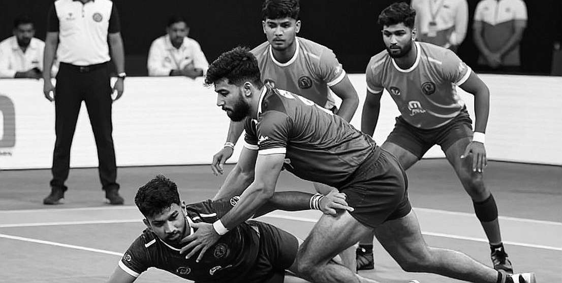 सुपर टैकल का उलटा गणित: तीन डिफेंडर पर सिमटी टीम PKL रेगुलर सीज़न में ज़्यादा क्यों कमा रही है